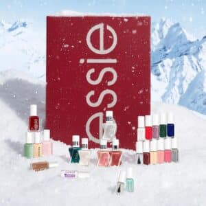 Essie Adventskalender 2026 mit Nagellacken in winterlicher Schneekulisse