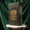 Flaviar Adventskalender 2026, geschlossene Box auf Sockel vor grünem Hintergrund