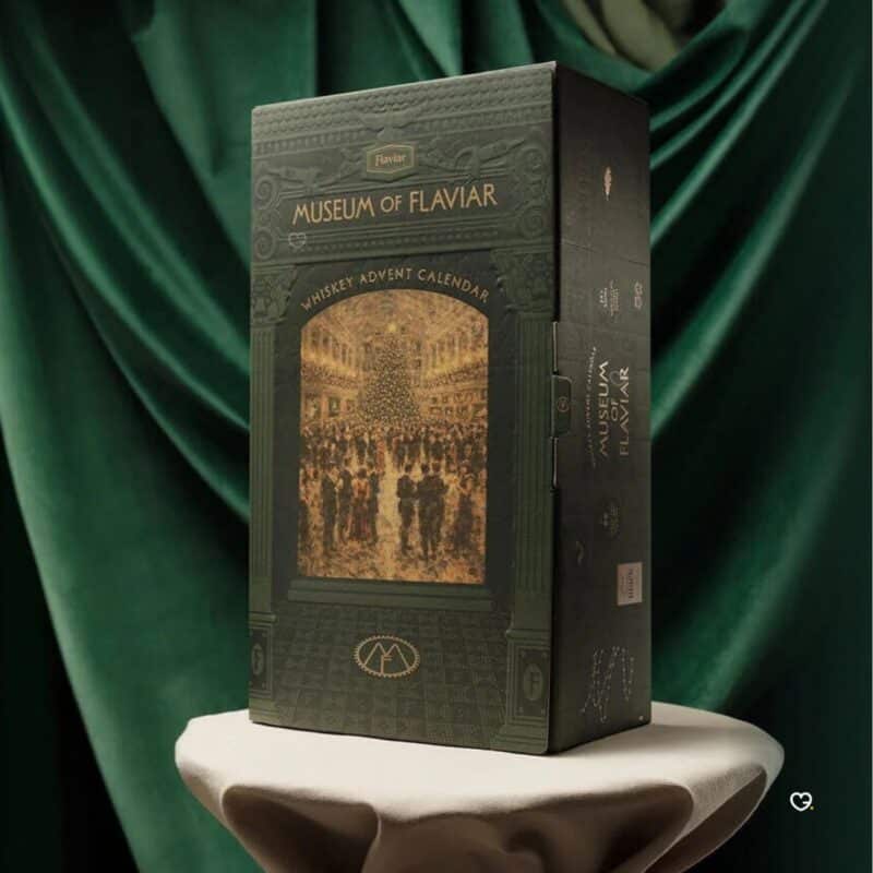 Flaviar Adventskalender 2026, geschlossene Box auf Sockel vor grünem Hintergrund
