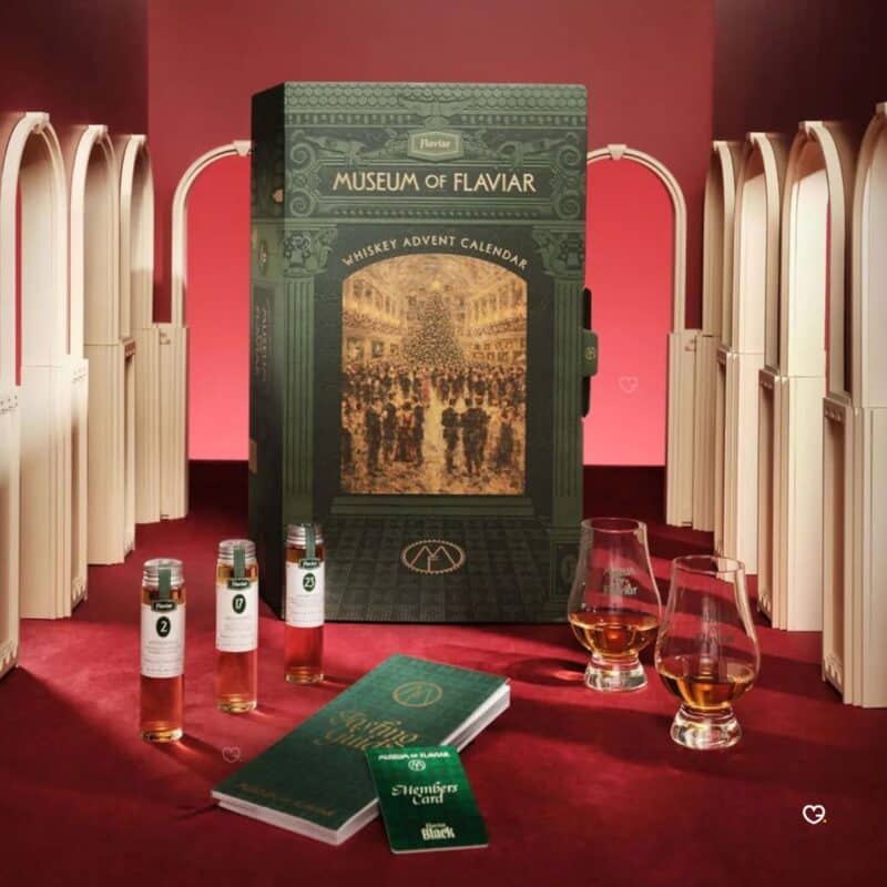Flaviar Adventskalender 2026, Box mit Proben, Glas und Heft in roter Inszenierung
