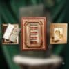 Flaviar Adventskalender 2026, geöffnete Box mit Innenaufteilung im Museumsrahmen-Design
