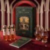 Flaviar Adventskalender 2026, Box mit drei Proben, zwei Glencairn-Gläsern und Verkostungsheft auf rotem Hintergrund