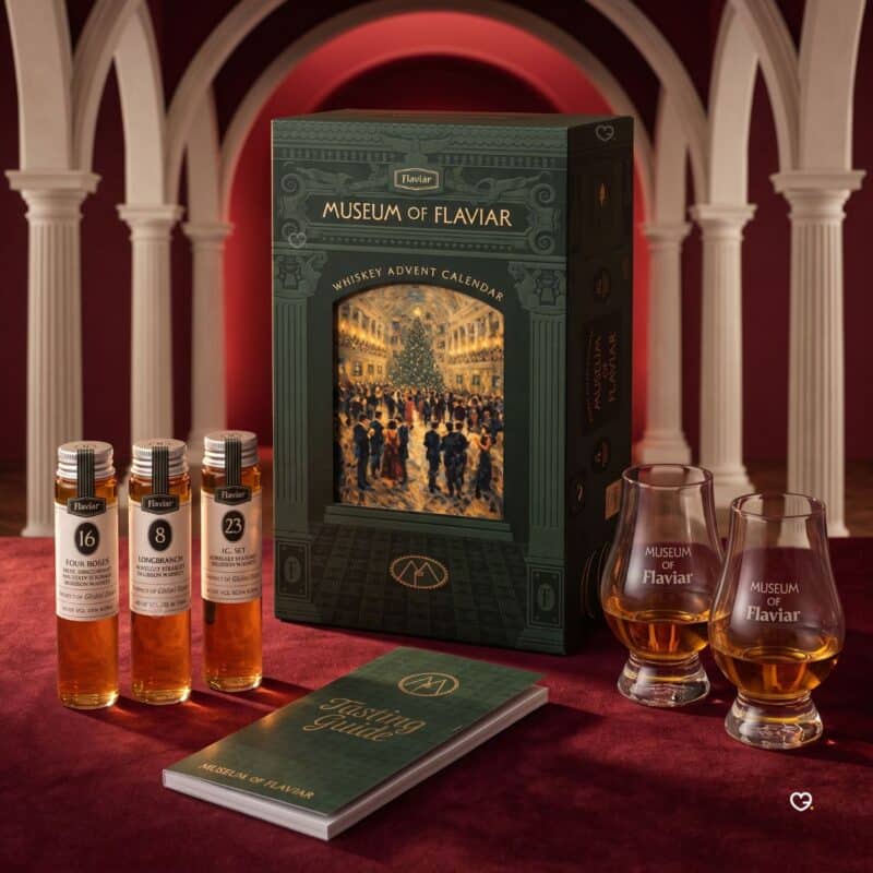 Flaviar Adventskalender 2026, Box mit drei Proben, zwei Glencairn-Gläsern und Verkostungsheft auf rotem Hintergrund