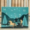 Horsebrands Adventskalender 2026 im Freien vor einem Holzzaun aufgestellt