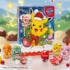 kinder Pokémon Adventskalender 2026, Schachtel mit kinder-Schokoladen in weihnachtlicher Szene