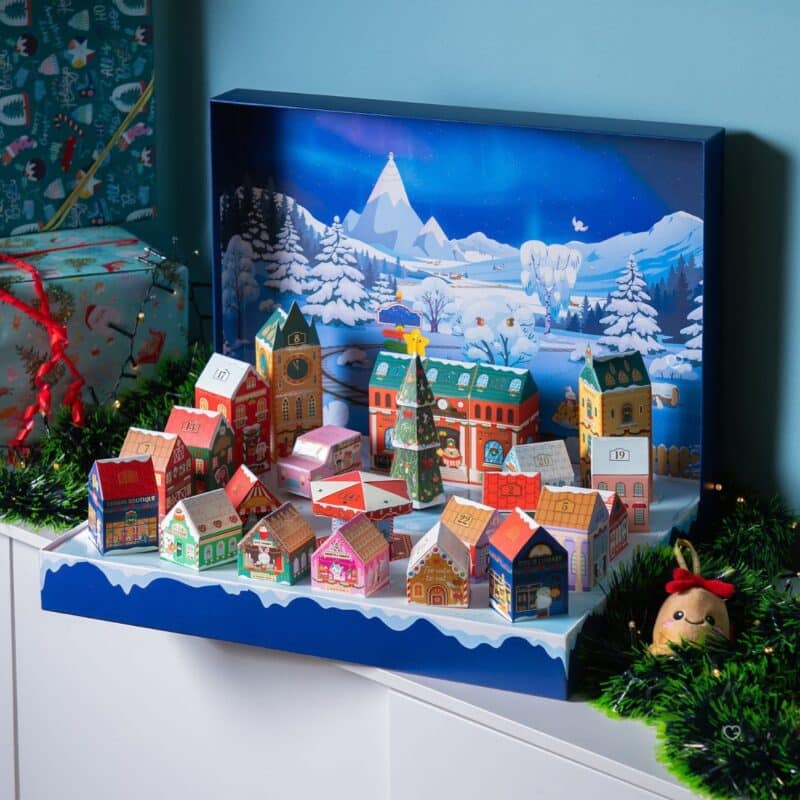 Legami Adventskalender 2026 Dream Peaks, Detailansicht des Dorfs mit Beleuchtung
