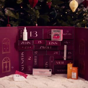 Lena Gercke Adventskalender 2026 geöffnet unter dem Weihnachtsbaum mit sichtbaren Produkten