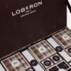 Loberon Adventskalender 2026, Detail des Deckels mit Loberon-Logo und nummerierten Türchen-Boxen