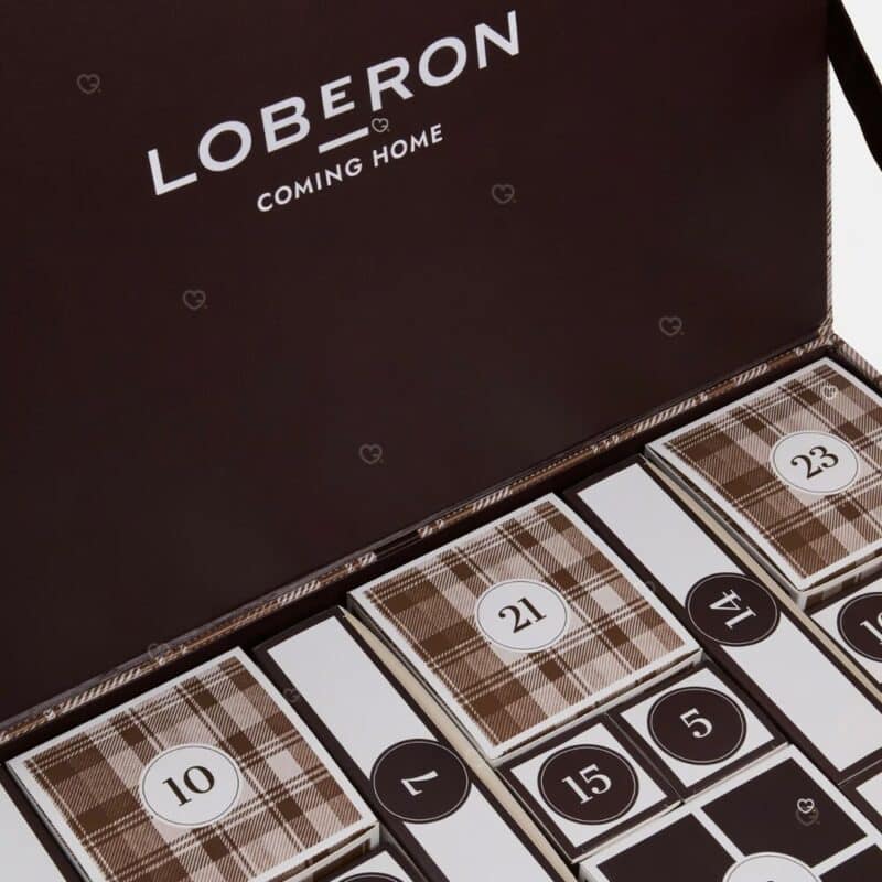 Loberon Adventskalender 2026, Detail des Deckels mit Loberon-Logo und nummerierten Türchen-Boxen
