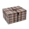 Loberon Adventskalender geschlossen, Tartan-Box in Braun und Beige vor weißem Hintergrund
