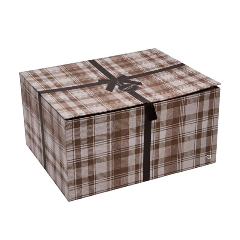 Loberon Adventskalender geschlossen, Tartan-Box in Braun und Beige vor weißem Hintergrund