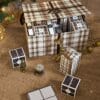 Loberon Adventskalender 2026 geöffnet von oben auf einem Jute-Untergrund
