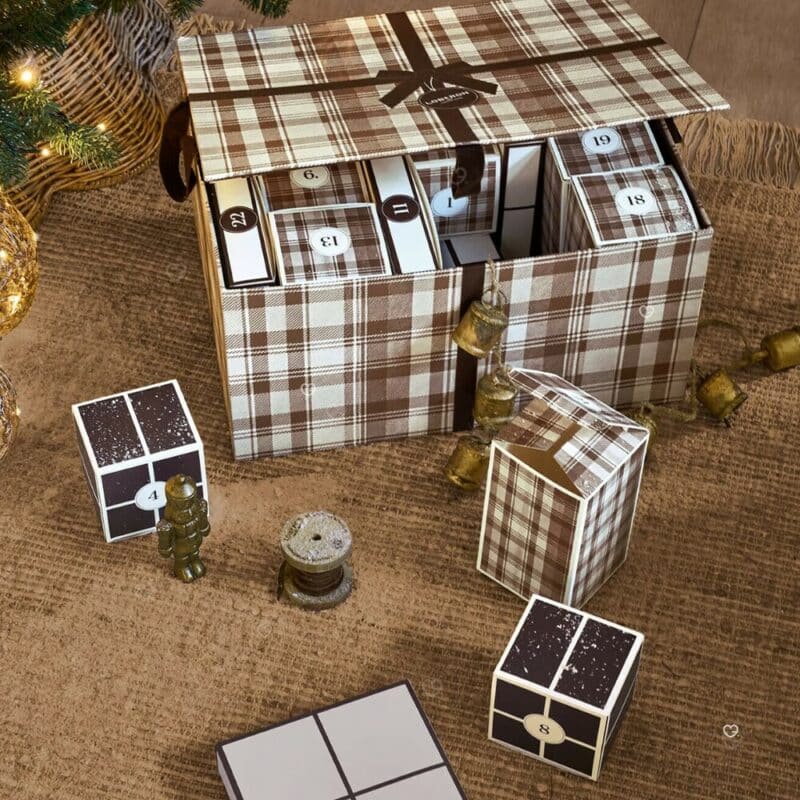 Loberon Adventskalender 2026 geöffnet von oben auf einem Jute-Untergrund