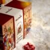 Monin Adventskalender 2026, Detailansicht der Geschenkbox im Schnee