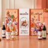 Monin Adventskalender 2026 mit fünf Sirup-Miniaturen vor der Geschenkbox