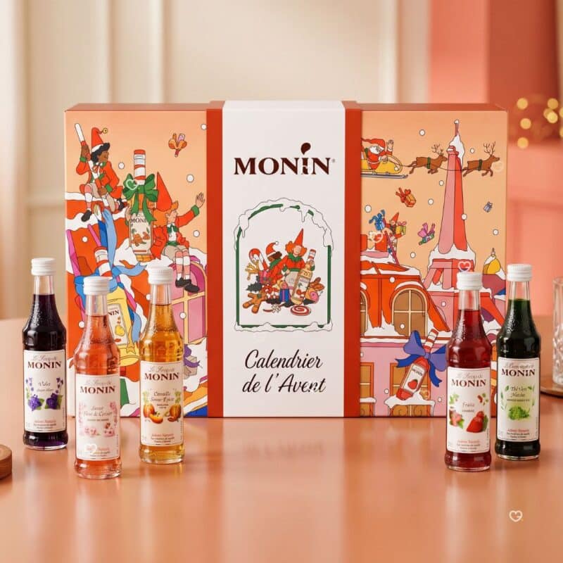 Monin Adventskalender 2026 mit fünf Sirup-Miniaturen vor der Geschenkbox