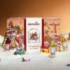 Monin Adventskalender 2026 im Schnee mit Geschenken und Sirup-Miniaturen