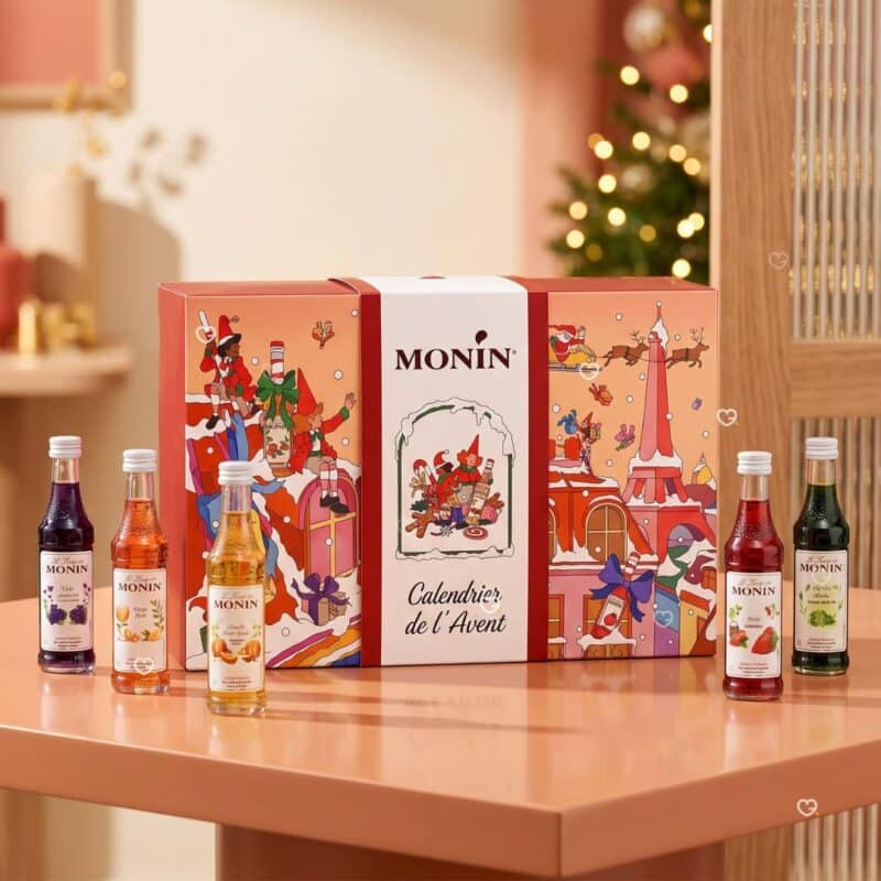 Monin Adventskalender 2026 im weihnachtlichen Wohnzimmer mit Christbaum