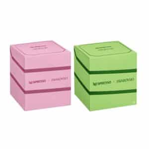 Nespresso Original Adventskalender 2026 x Swarovski, rosa und grüne Geschenkbox auf weißem Hintergrund