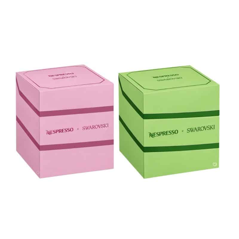 Nespresso Original Adventskalender 2026 x Swarovski, rosa und grüne Geschenkbox auf weißem Hintergrund
