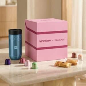 Nespresso Original Adventskalender 2026 mit rosa Box, Swarovski-Reisebecher und Kaffeekapseln in der Küche
