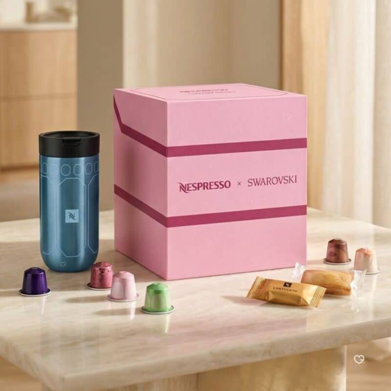 Nespresso Original Adventskalender 2026 mit rosa Box, Swarovski-Reisebecher und Kaffeekapseln in der Küche