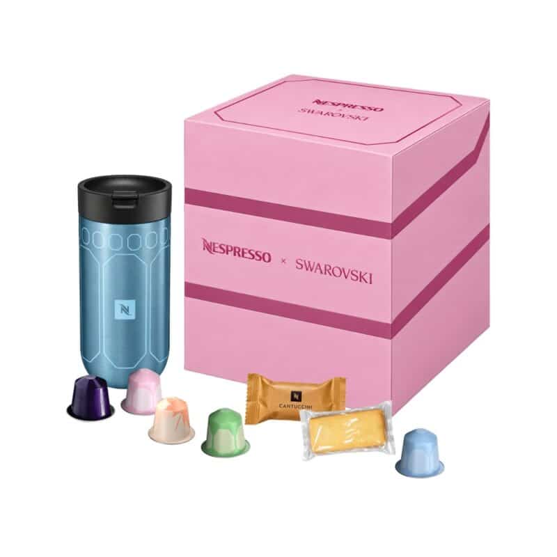 Nespresso Original Adventskalender 2026, rosa Set mit Reisebecher und Kapseln auf weißem Hintergrund