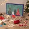 Prym DIY Adventskalender 2026 mit ausgebreitetem Bastelmaterial