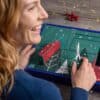 Frau oeffnet ein Tuerchen des Prym DIY Adventskalenders 2026 mit Schere