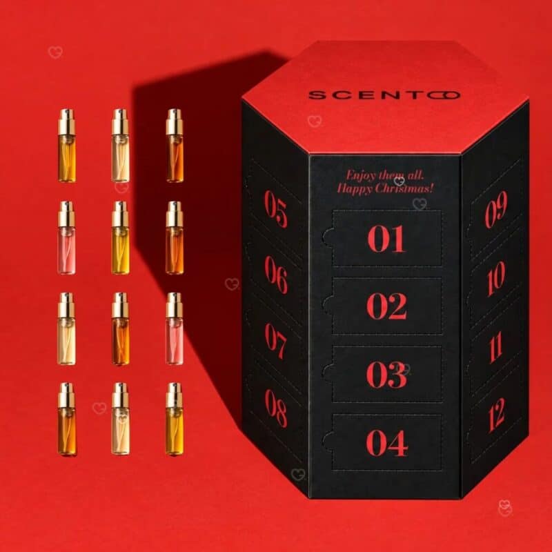 Scento Parfum Kalender 2026 zwölf Decants neben der schwarzen Schachtel vor rotem Hintergrund