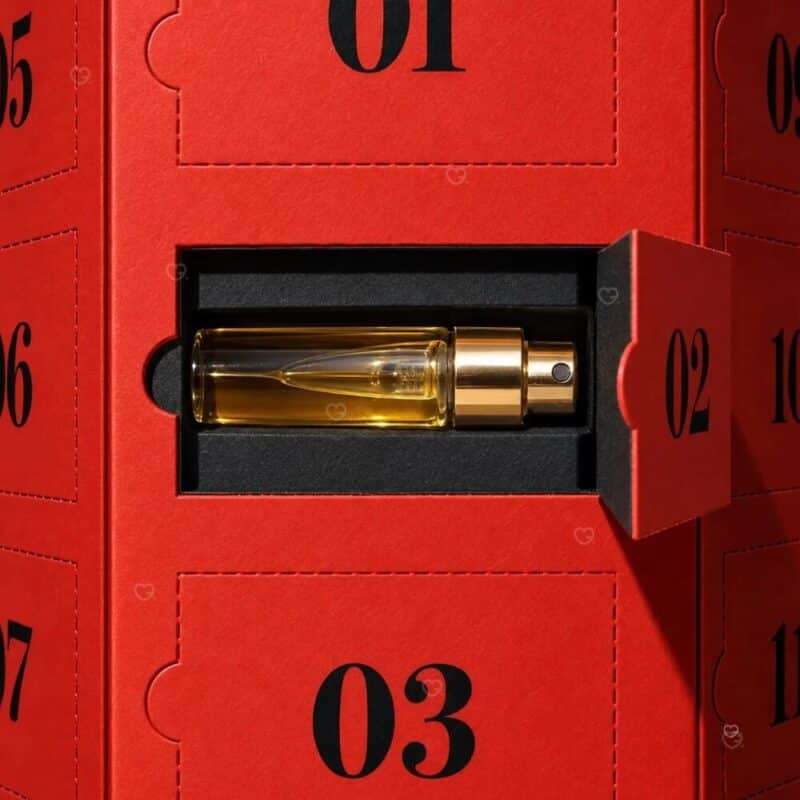 Scento Parfum Adventskalender 2026 Nahaufnahme eines geöffneten roten Türchens mit goldenem Decant