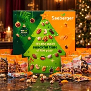 Seeberger Adventskalender 2026 mit ausgepackten Nuss- und Snack-Tütchen vor festlichem Hintergrund