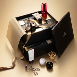 Shiseido Premium Adventskalender 2026 geöffnet, die 24 Produkte vor goldenem Hintergrund