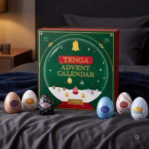 Tenga Adventskalender 2026 mit sechs Tenga Eggs auf einem Bett