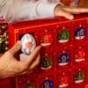 Öffnen eines nummerierten Türchens des Tenga Adventskalender 2026
