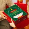Person hält die Verpackung des Tenga Adventskalender 2026