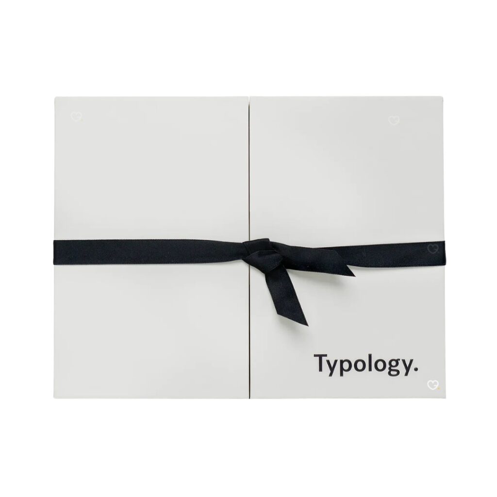 Typology Adventskalender 2026 geschlossene Box auf weißem Hintergrund