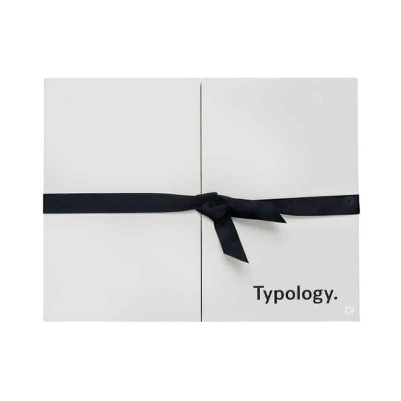 Typology Adventskalender 2026 geschlossene Box auf weißem Hintergrund