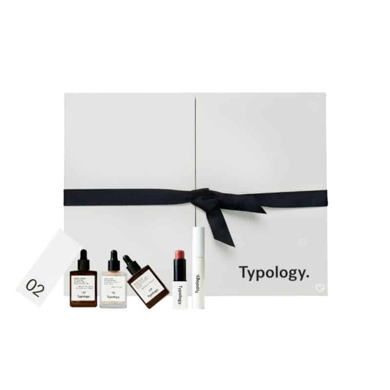 Typology Adventskalender 2026 geschlossene Box mit einer Auswahl an Produkten