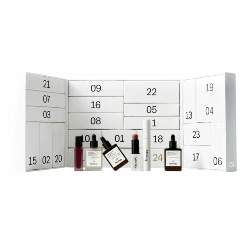 Typology Adventskalender 2026 geöffnet mit nummerierten Türchen und Produkten