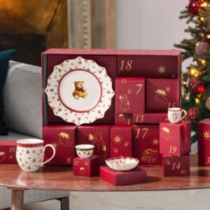 Villeroy & Boch Adventskalender 2026 geöffnet mit Porzellanstücken vor dem Weihnachtsbaum