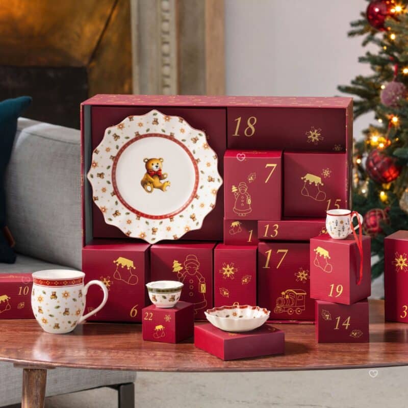 Villeroy & Boch Adventskalender 2026 geöffnet mit Porzellanstücken vor dem Weihnachtsbaum