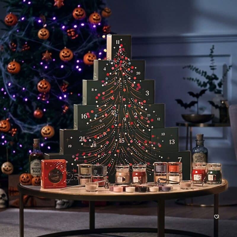 Yankee Candle Baum Adventskalender 2026 aufgebaut mit allen Teilen in weihnachtlicher Szene