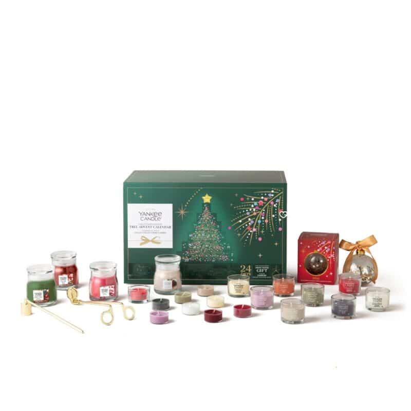 Vollständiger Inhalt des Yankee Candle Baum Adventskalenders 2026, 21 Kerzen und 4 Accessoires
