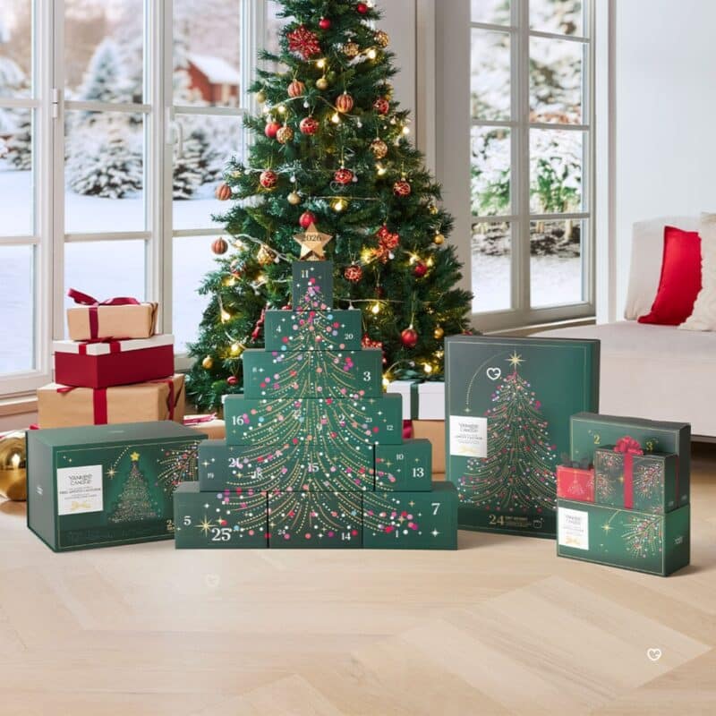 Yankee Candle Baum Adventskalender 2026 aufgebaut im weihnachtlichen Wohnzimmer