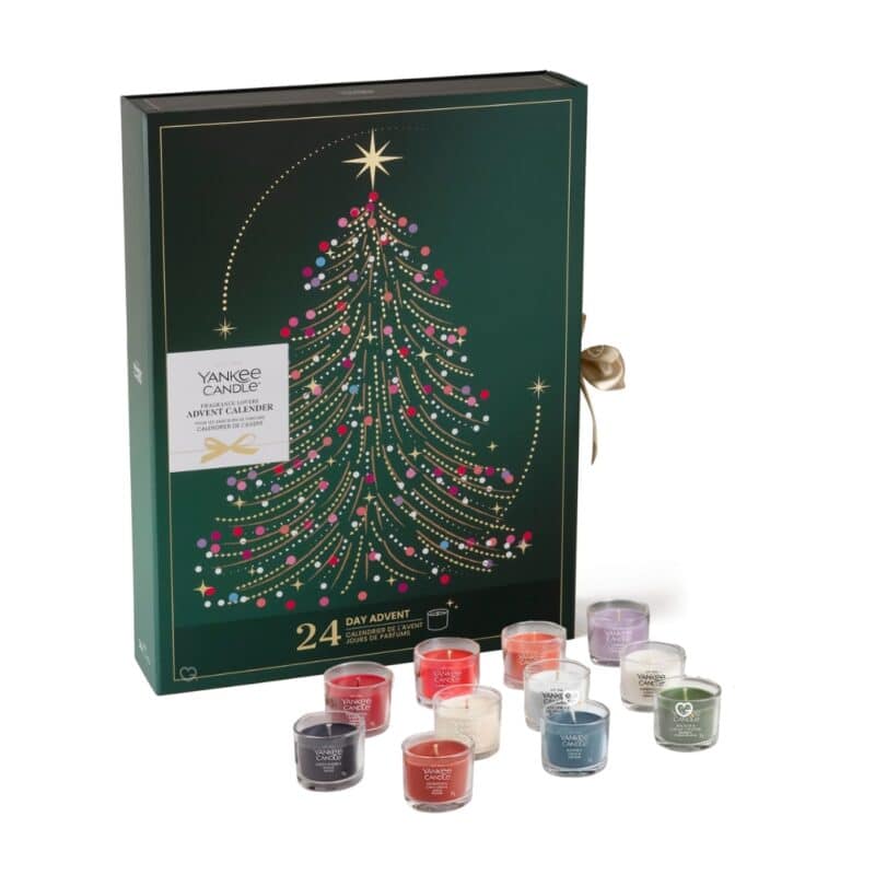 Yankee Candle Book Adventskalender 2026 geöffnet mit 24 Votivkerzen im Glas