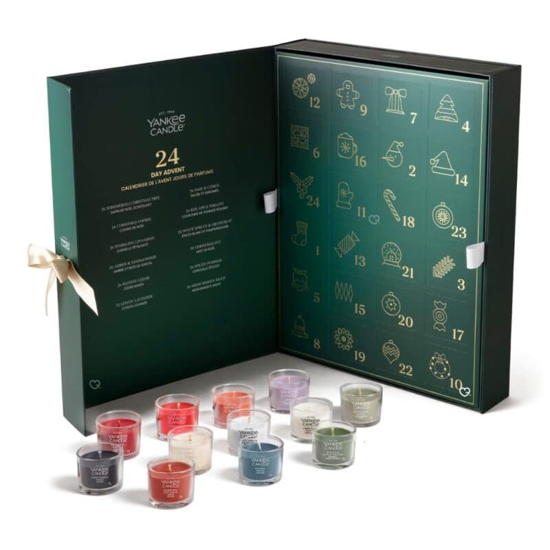 Yankee Candle Book Adventskalender 2026 aufgeklappt mit Türchen und Votivkerzen